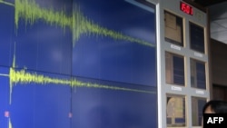 Түштүк Кореянын сейсмология агенттигинин кызматкери Түндүк Корея ядролук бомбаны сыноосу жер катмарында жараткан толкундарды журналисттерге көрсөтүүдө.  