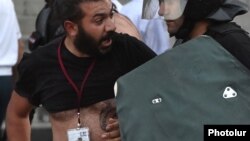 Полицейский задерживает фотожурналиста издания PanArmenian, Ереван, 23
 июня 2015 г․