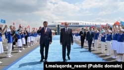 Казакстандын президенти Касым-Жомарт Токаев Кытайдын төрагасы Си Цзинпинди Астана аэропортунан тосуп алды. 16-июнь, 2025-жыл.