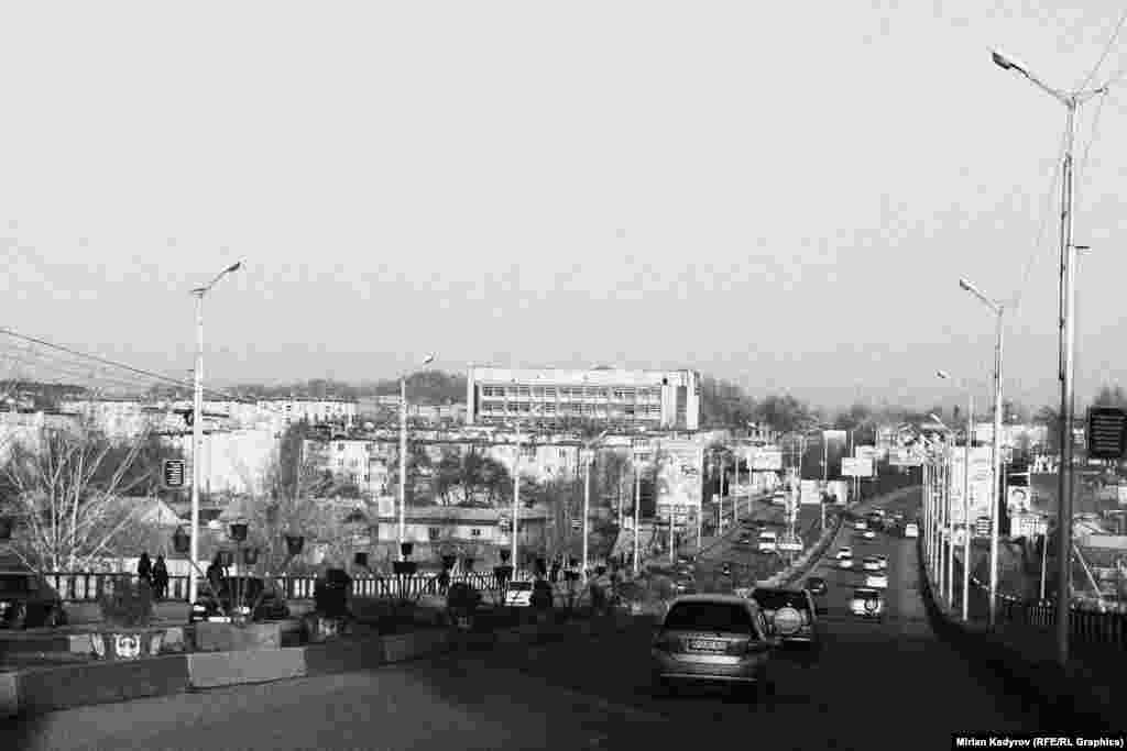 Самый большой мост в Оше был построен при СССР. Прежде в Оше преобладало русскоязычное население, поэтому жители привыкли называть строение &laquo;Мостом&raquo;, а не по-кыргызски &ndash; көпүрө.