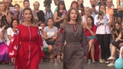 Біля пам'ятника Дюку відбувся показ модних вишиванок (відео)