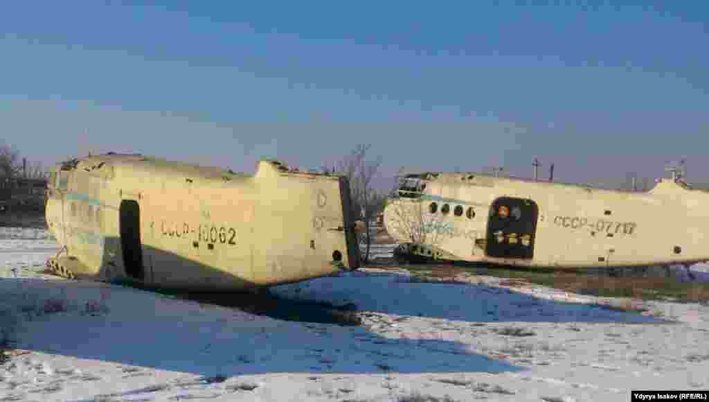 Канат-куйругу кесилген он чакты АН-2 азыр каралбай четте турушат. &nbsp;