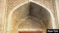 Қашқар мешіті алдында. Сүрет  www.ryanpyle.com сайтынан алынды. Қараша, 2006 жыл