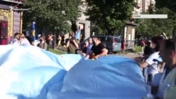 Hreşçatık caddesinden bayraqnen ketkenler. Kyivde Qırımtatar bayraq künü yürüşi (video)