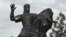 Памятник таджикскому герою в столичном парке