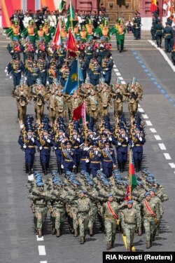 Қазақстан, Әзербайжан, Беларусь әскерилері Мәскеудегі шеруде. 9 мамыр 2025 жыл.