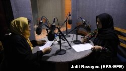 با به قدرت رسیدن طالبان در افغانستان فضای کاری برای خبرنگاران زن درافغانستان محدود شده و در حال حاضر تعداد اندکی از دختران و زنان در رسانه ها کار می کنند