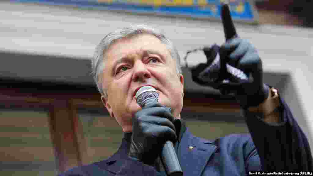 П&rsquo;ятий президент України Петро Порошенко виступає біля Печерського районного суду. Київ, 18 червня 2020 року