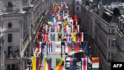 Улуу Британия -- Лондон олимпиадасына катышчу өлкөлөрдүн желектери илинген көчө. 15июнь, 2012.