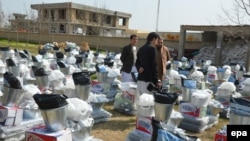 Ymam Sahyb etrabynda söweş zerarly bosan adamlara berilmeli azyk paketleri. Gunduz, 17-nji mart, 2015