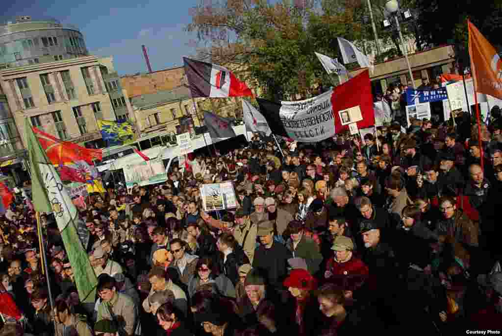 К ТЮЗу пришло по разным оценкам от 1,5 до 3 тысяч человек.