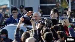 Өткөн аптада ири державалар ядролук программа боюнча макулдашууга жетишкенде Иран эли тышкы иштер министри Мохаммад Жавад Зарифти чоң шаң менен тосуп алган