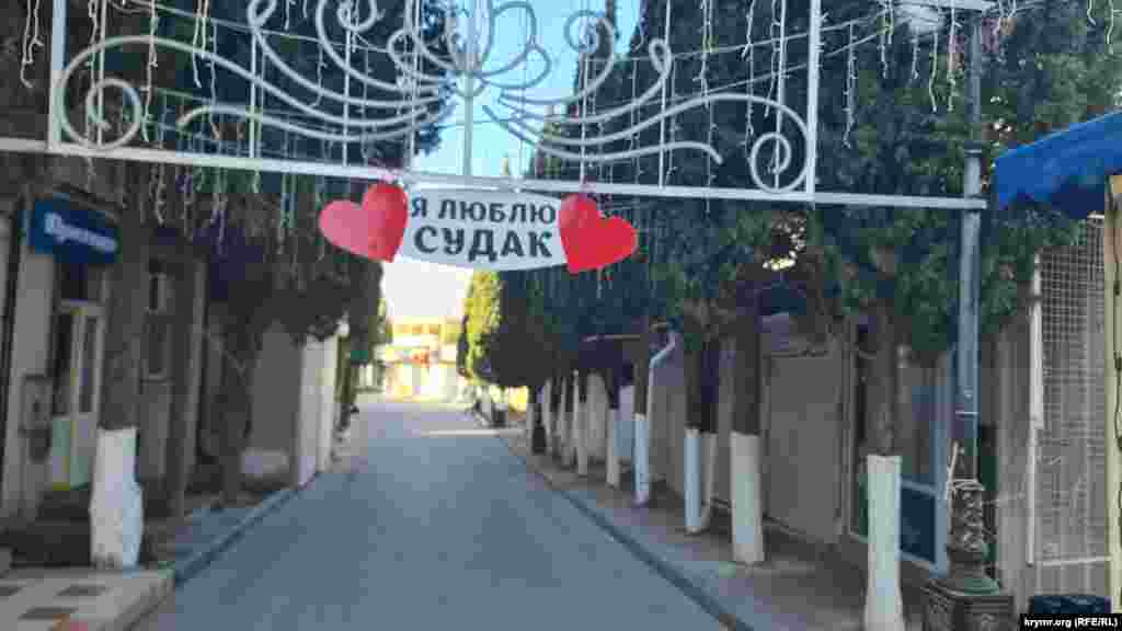 Судакның диңгезгә илтә торган урамы, Серви (кипарис) аллеясы. 2025 елның июнь башы.