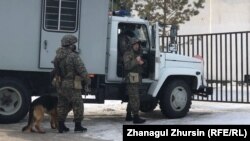 УК-163/1 түрмесі алдында сотталушылардың туыстары тұрған кезде жақын маңда иісшіл ит жетектеген сақшылар байқалды. Ақтөбе, 9 наурыз 2021 жыл.