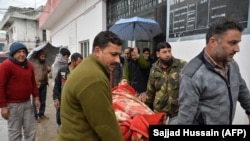 Жарадар болгон адамды ооруканага жеткирүү учуру. Кашмирдин Индия көзөмөлдөгөн аймагы. 2-март, 2019-жыл. 