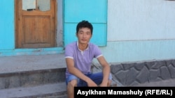 Қармақшы жастарының бірі Әсет есімді жігіт. Қызылорда облысы, 15 шілде 2013 жыл. 