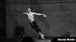 Нурбәк Батулла "Минем Нуриев" моноспектаклендә