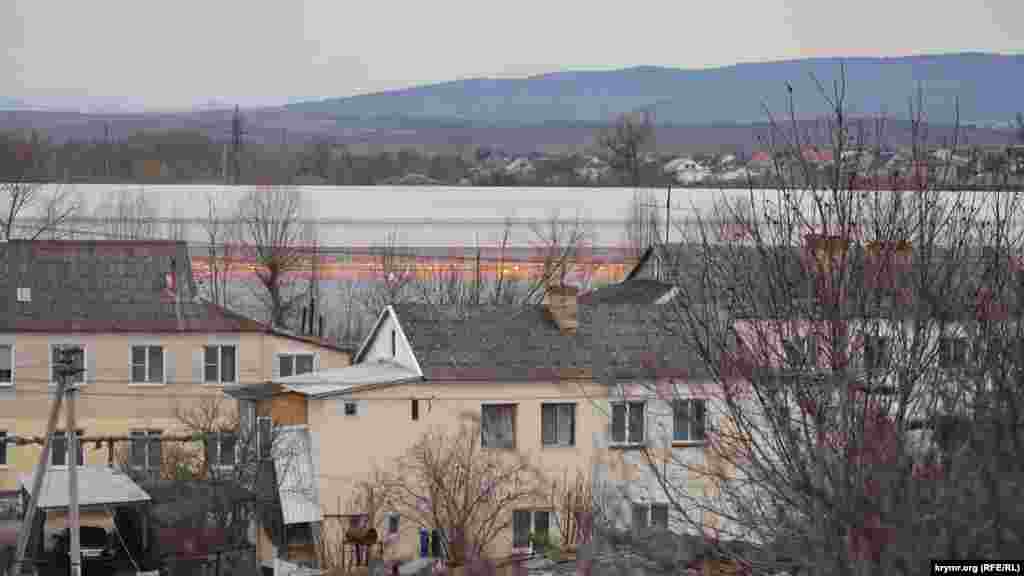 Вогні комплексу світять прямо у вікна будинків мікрорайону &laquo;Техніка&raquo;