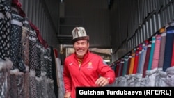 Спортчу жашоосуна топук кылат. Эч качан кабагым кашым дебей, кыйынчылыктарды күлкү менен жеңип келет.