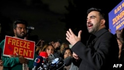 Зохран Мамдани эл алдында сүйлөөдө. 