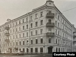 Дом Юрия Тынянова на Греческом проспекте, д. 15. Здесь была устроена чекистская засада на Виктора Шкловского. Современное фото.