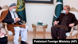 دیدار شاه محمود قریشی (راست)، وزیر خارجه پاکستان با محمد کریم خلیلی