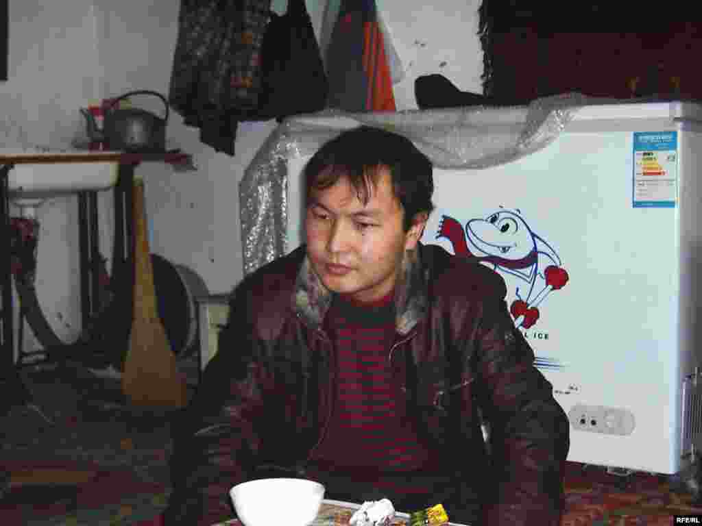 Ерғабыл- компьтердің тілін біледі, әйелі ағылшын тілінің мұғалімі. Бірақ олардың дипломы мұнда жарамсыз деп танылған. - Ерғабыл- компьтердің тілін біледі, әйелі ағылшын тілінің мұғалімі. Бірақ олардың дипломы мұнда жарамсыз болғандықтан Ерғабыл базарда жұмыс істеп жүр, мұғалім келіншегі үйде отыр. Осында туған баласына Жалғас деп ат қойыпты. Баламның есімін ұрпағымыз енді  атажұртта жалғассын деген мақсатпан осылай атадым дейді ол. Ерғабылдың да үйін билік бұзғалы отыр.