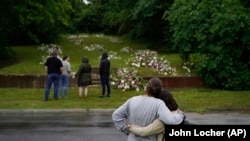 Талсадагы кыргында каза болгондордун жакындары. 31-май, 2021-жыл.  