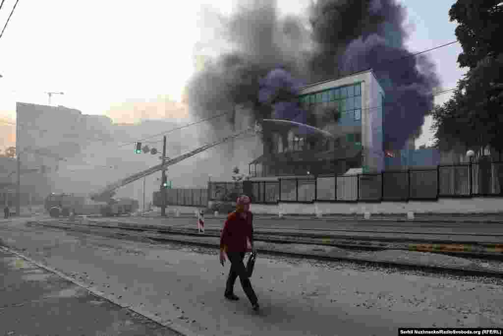 У Києві постраждали четверо людей, пошкодження внаслідок удару зафіксували в семи районах міста, також руйнування і пожежі сталися у чотирьох районах Київщини.Наслідки атаки РФ. Промислова зона. Оболонський район, Київ, 10 червня 2025 року