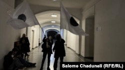 Студенты расширили протест, требуя теперь отставки ректора и всей университетской администрации