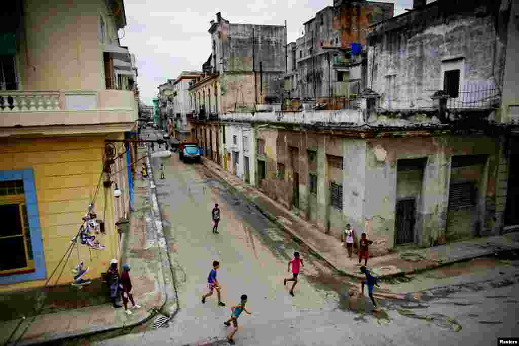 Дети гоняют мяч по улицам Гаваны. Куба, 24 мая 2018 года.