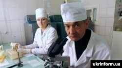 Украинские медики работают в особом режиме. Политики, впрочем, - тоже