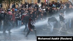 Լիբանան - Ոստիկանությունը փորձում է ջրցան մեքենաների օգնությամբ ցրել ցուցարարներին, Բեյրութ, 18-ը հունվարի, 2020թ.