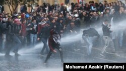 تظاهر کنندگان در اعتراض به بحران اقتصادی در بیروت، ۱۸ جنوری ۲۰۲۰ 