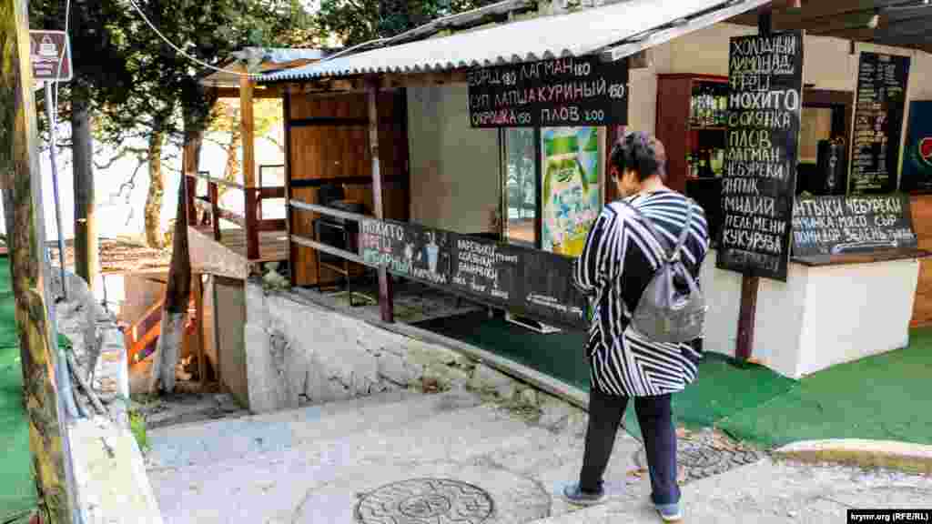 Жінка спускається до пляжу