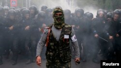 Проросійський активіст поряд з кордоном міліції під час зіткнень 