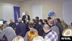 Аляксандар Мілінкевіч на сустрэчы зь віцяблянамі 