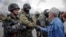 Местные жители общаются с украинскими военными на захваченном ими блокпосту у Славянска, 2 мая 2014 года