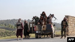 Сотрудники службы безопасности Талибана прибыли на патрулирование дороги в районе Зазай-Майдан провинции Хост недалеко от границы с Афганистаном и Пакистаном. 12 октября 2025 года