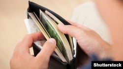 Welaýatlarda 7-nji aprelde 1 dollar 15 manatdan satylyp, 15 manat 20 teňňeden satyn alyndy.