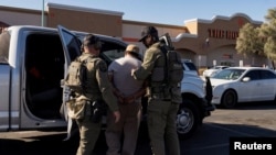 Полиция Аризона штатында мыйзамсыз жүргөн мигрантты кармап баратат. 26-январь, 2025-жыл. 