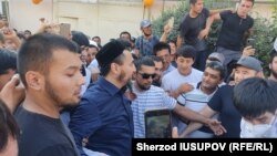 На встречу с Рашодом Камаловым после его выхода из тюрьмы и возвращения в родной Карасу пришли сотни человек, 28 августа 2021 года.