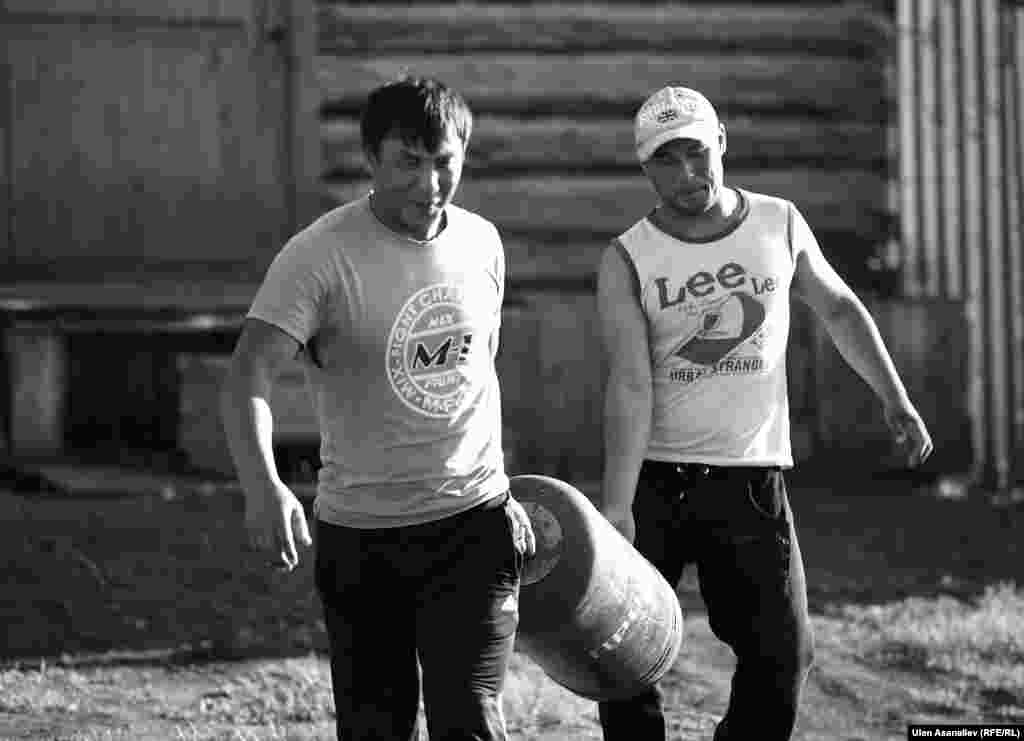 Якутия, село Уэдэй. Дежурные по общежитию меняют газовый баллон на кухне.