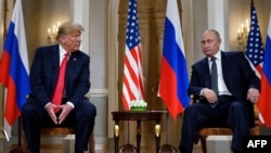 Фото від 16 липня 2018 року. Дональд Трамп і Володимир Путін розмовляють на зустрічі у Гельсінкі. 