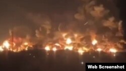 Пожежа на Феодосійській нафтобазі після удару безпілотників у ніч на 13 жовтня 2025 року. Скріншот із відео
