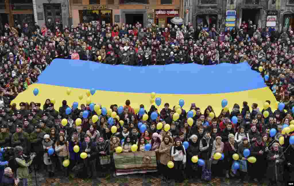 У Львові близько тисячі жителів міста вийшли на вулицю із українською символікою, аби заспівати Гімн України для полоненої Надії Савченко. Акцію підтримала мерія та ректорат університетів. Львів, 10 березня 2016 року
