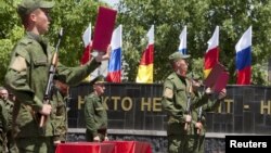 В договоре прописано, что части ВС переходят в подчинение российских военных ведомств. В некоторых политических кругах пытаются манипулировать общественным сознанием, создавая из этой темы предмет закулисного торга