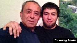 Вохиджон Ниязов (справа) с отцом Ниматжаном Ниязовым. Южно-Казахстанская область, 11 ноября 2016 года.