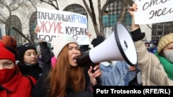 Активисты  «Oyan, Qazaqstan» на площади Республики в Алматы 16 декабря 2021 года. В тот день полицейские окружили их, продержав в кольце несколько часов