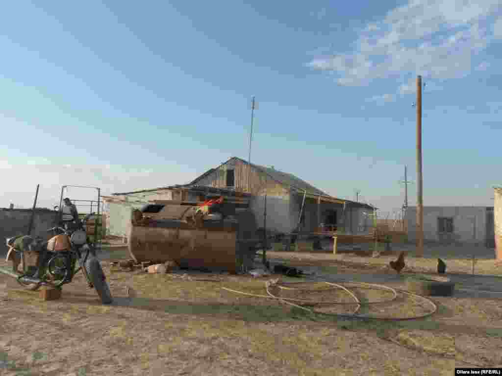 Арапбай Нурбеков вот уже девять лет живет в этом доме вдали от населенных пунктов. &nbsp; &nbsp;